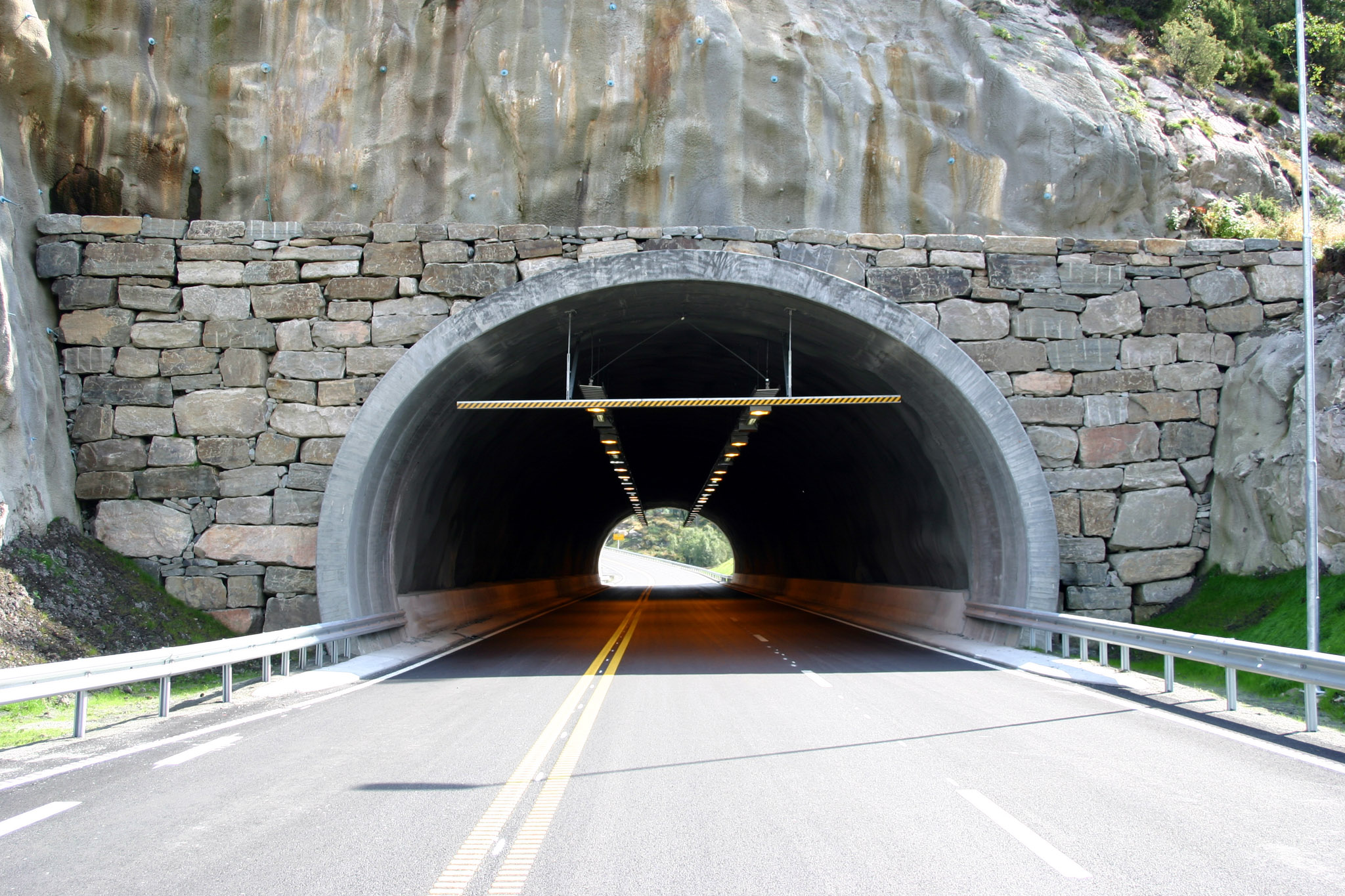Opofte tunnel fra vest